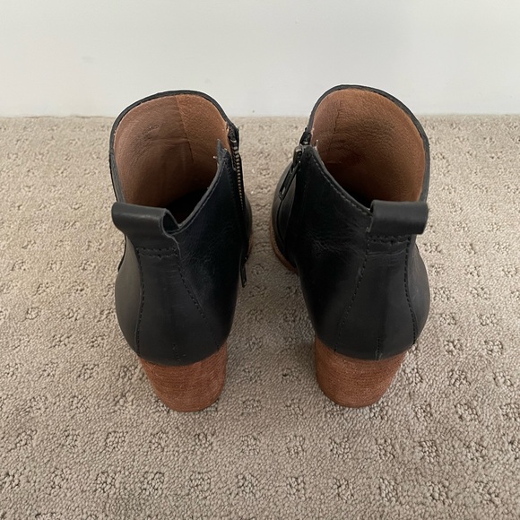 Madewell Leather Bootie - Picture 4 of 10